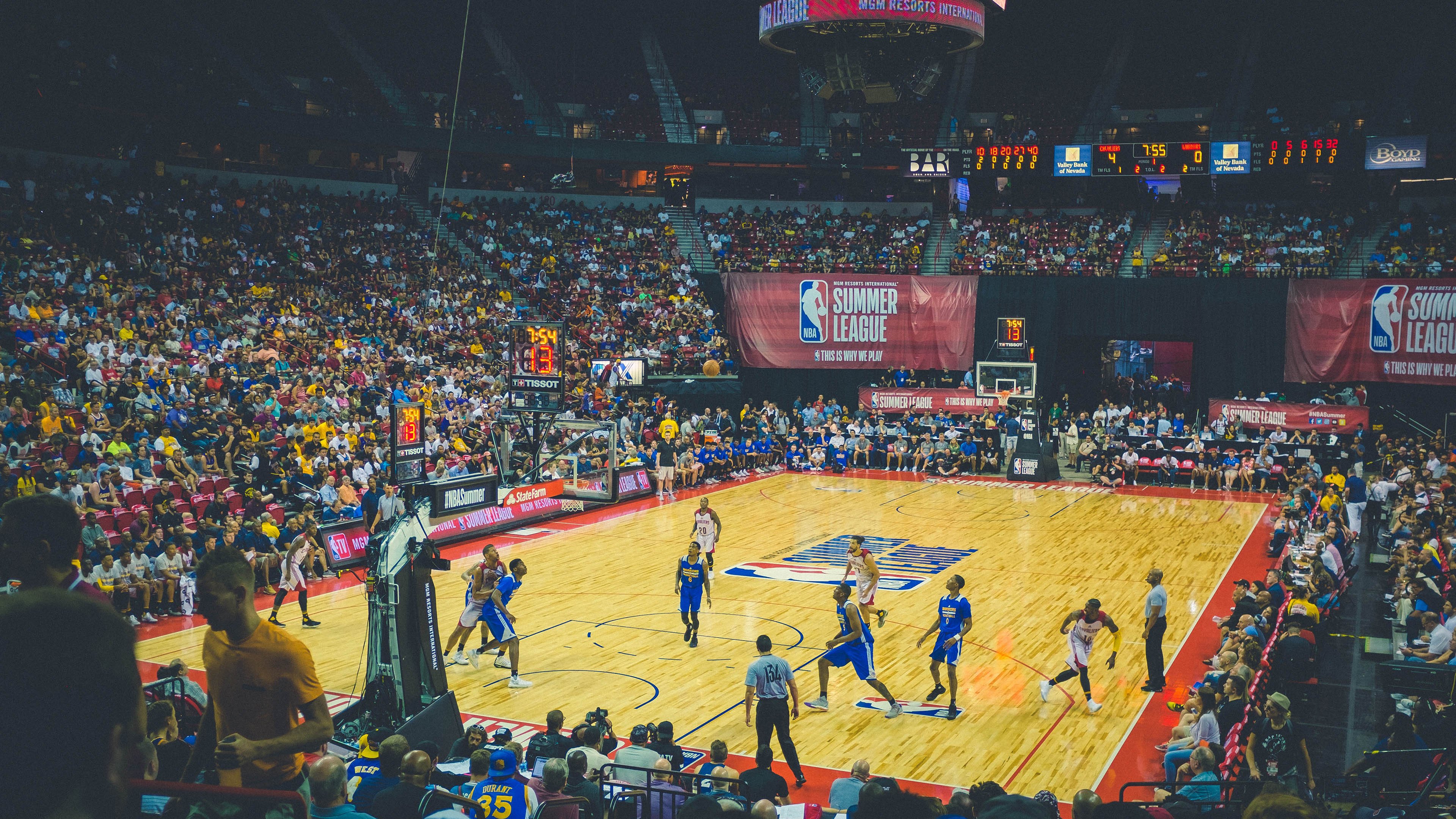 比赛中球员们拼尽全力,为球队赢得胜利,这场球赛的胜败关键是队员们的齐心协力