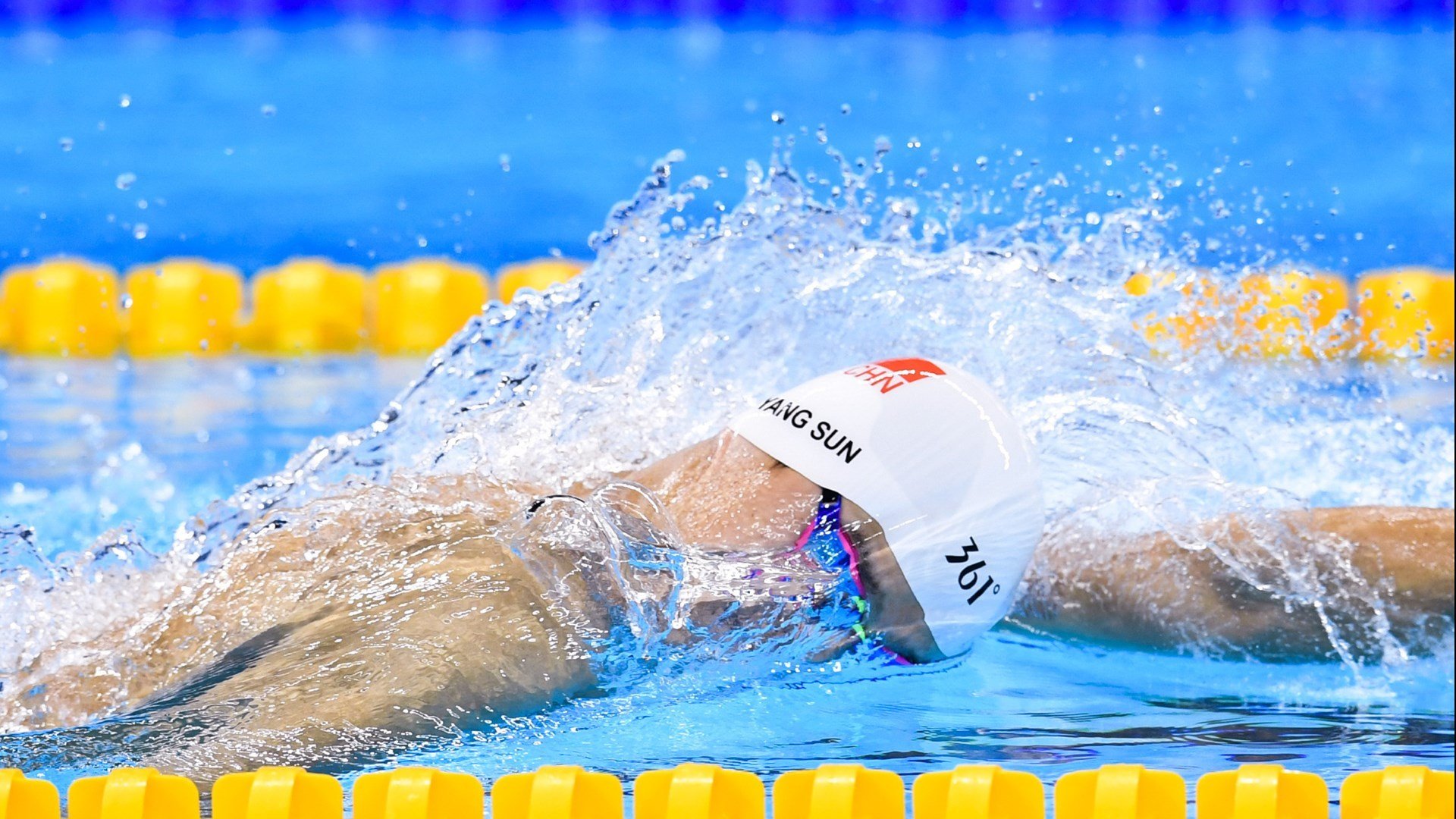 “东安湖体育公园:龙舟比赛水上英雄竞逐荣耀”