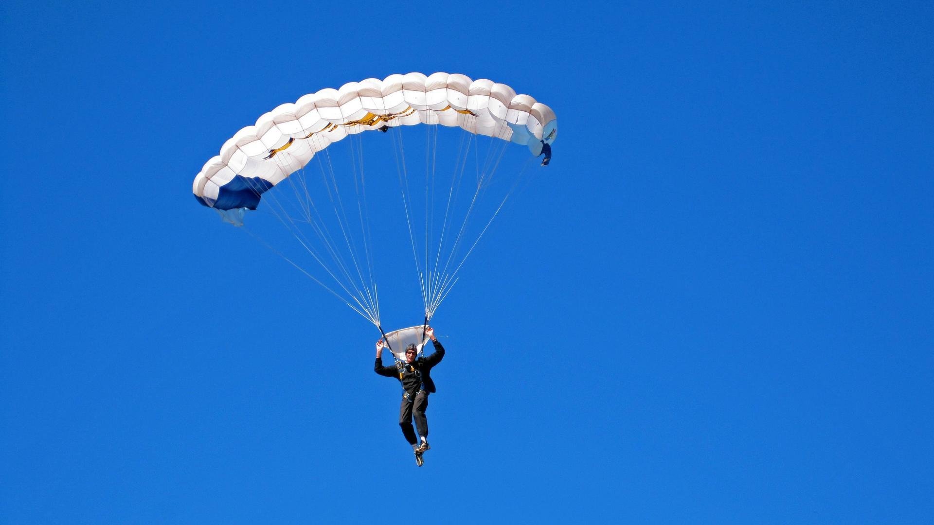 万人观赛，湖畔变身全民水上嘉年华，大班语言甜甜的果汁教案反思